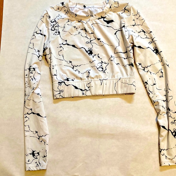 cropped long sleeved athletic shirt with cut out in back - Picture 1 of 2